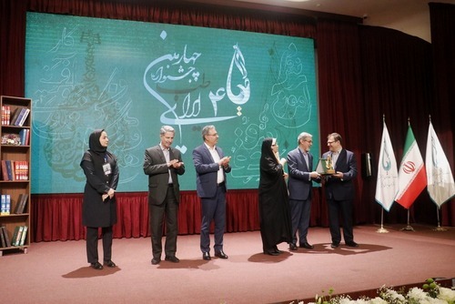 دکتر باقر لاریجانی نشان و مدال ویژه حکمت حکیم چهارمین جشنواره طب ایرانی را دریافت کرد